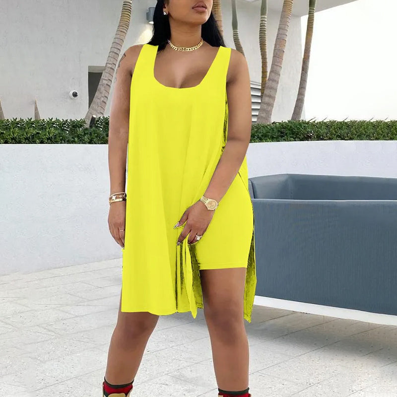 Ärmellosem Kleid mit U-Ausschnitt und Shorts