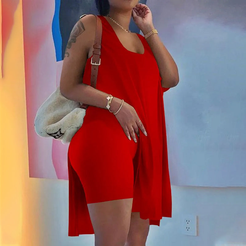 Ärmellosem Kleid mit U-Ausschnitt und Shorts