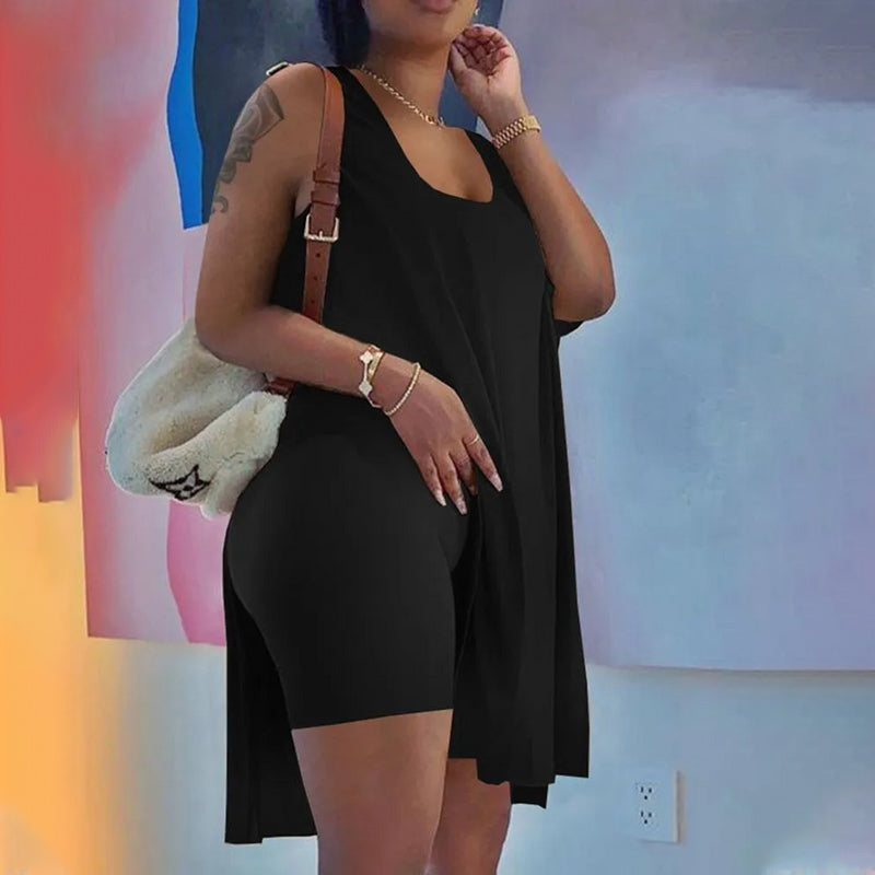 Ärmellosem Kleid mit U-Ausschnitt und Shorts