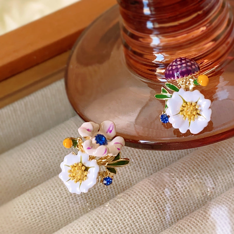 Gänseblümchen-Blume asymmetrische Ohrringe