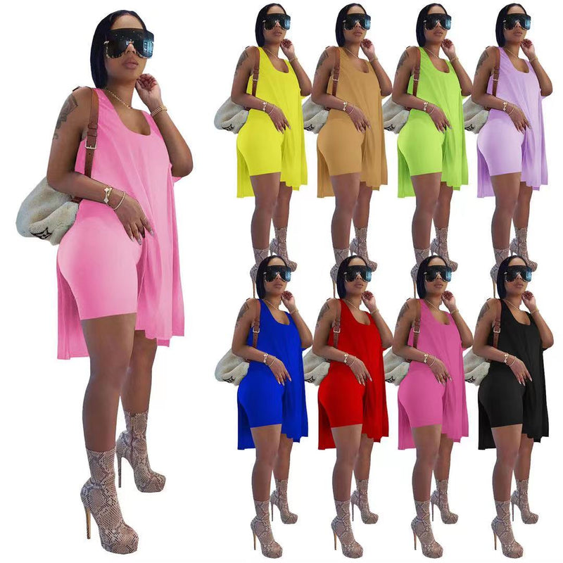 Ärmellosem Kleid mit U-Ausschnitt und Shorts