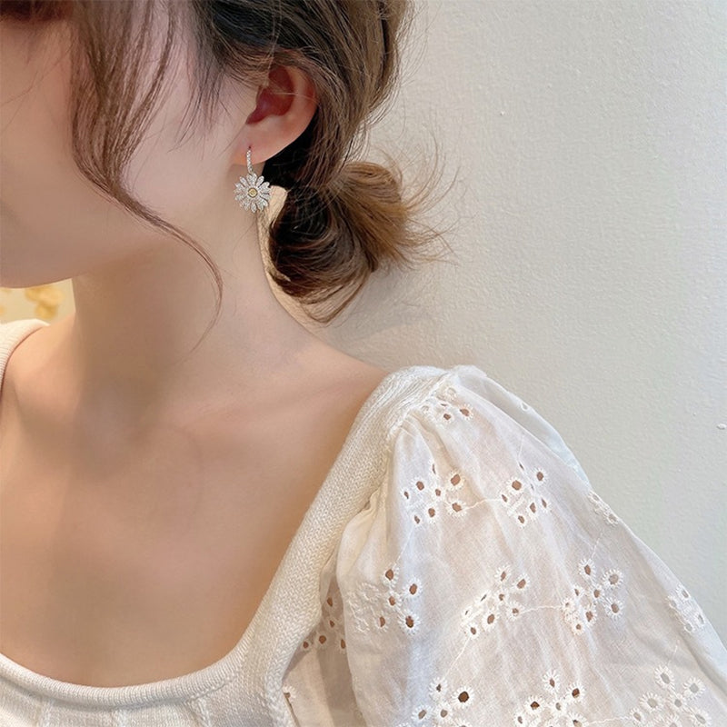 Elegante kleine Gänseblümchen Ohrringe