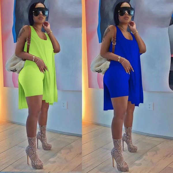 Ärmellosem Kleid mit U-Ausschnitt und Shorts