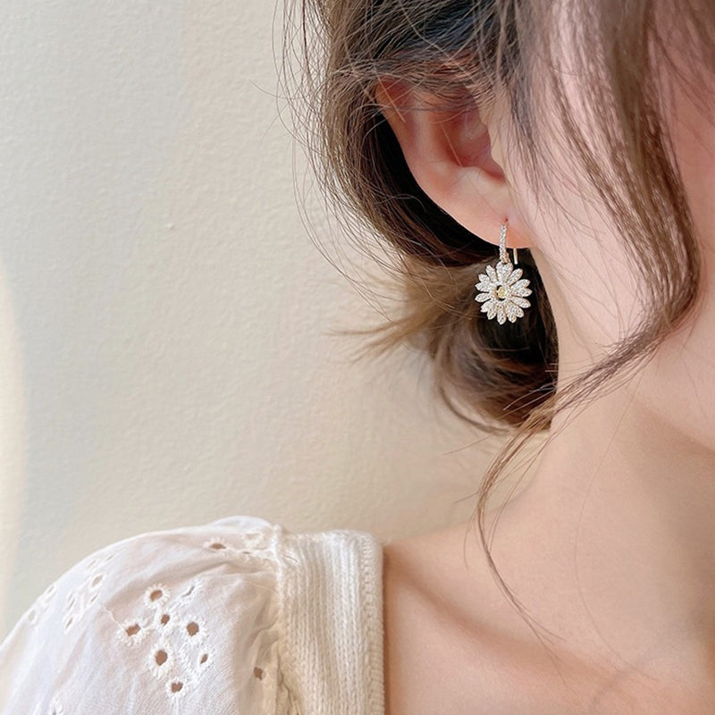 Elegante kleine Gänseblümchen Ohrringe