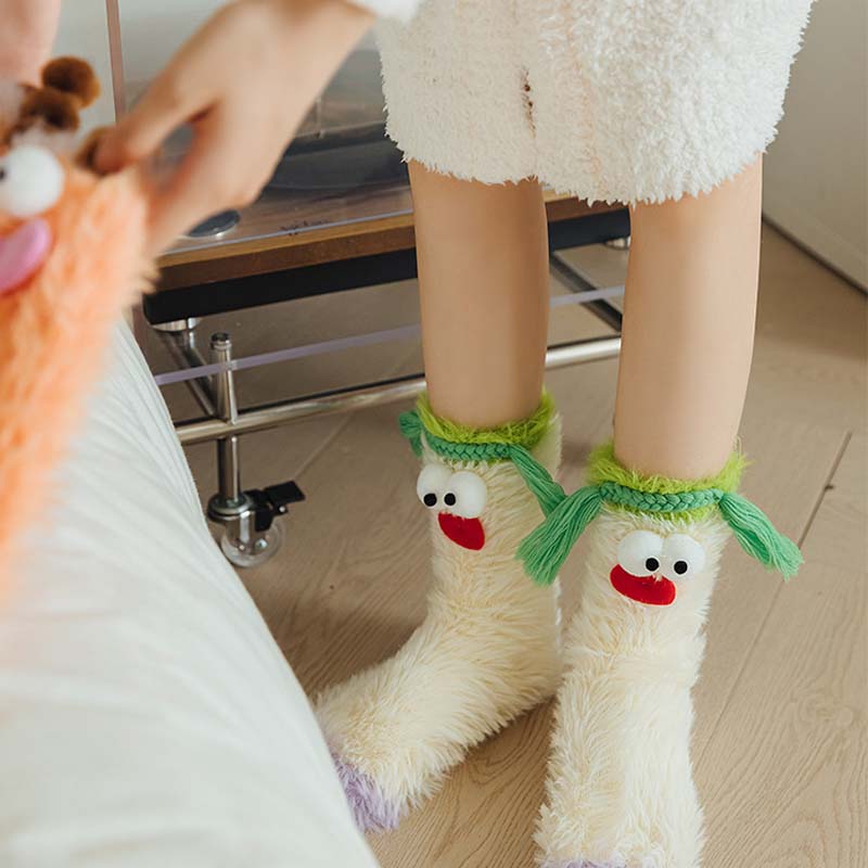 Warme, kuschelige, flauschige Cartoon-Monster-Socken